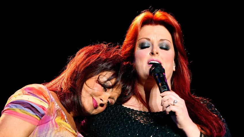 naomi judd leaning her head on wynonnas shoulder