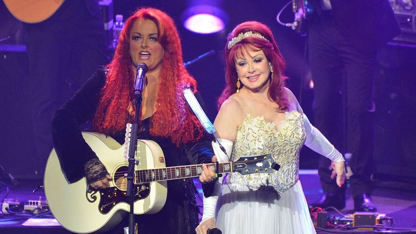 naomi judd and wynonna judd performing together