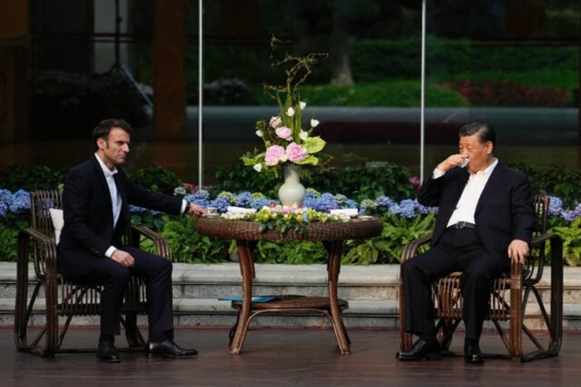 Chinese President Xi Jinping (R) and French President Emmanuel Macron met in China in Apri