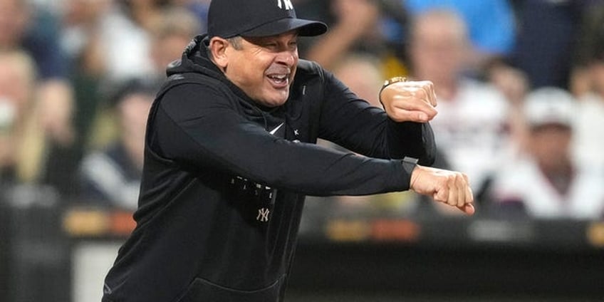 yankees aaron boone mocks umpire in epic tantrum after ejection