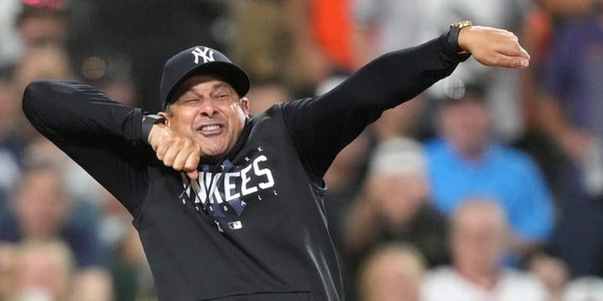 yankees aaron boone mocks umpire in epic tantrum after ejection