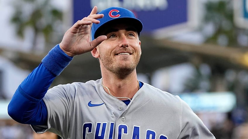 Cody Bellinger acknowledging crowd