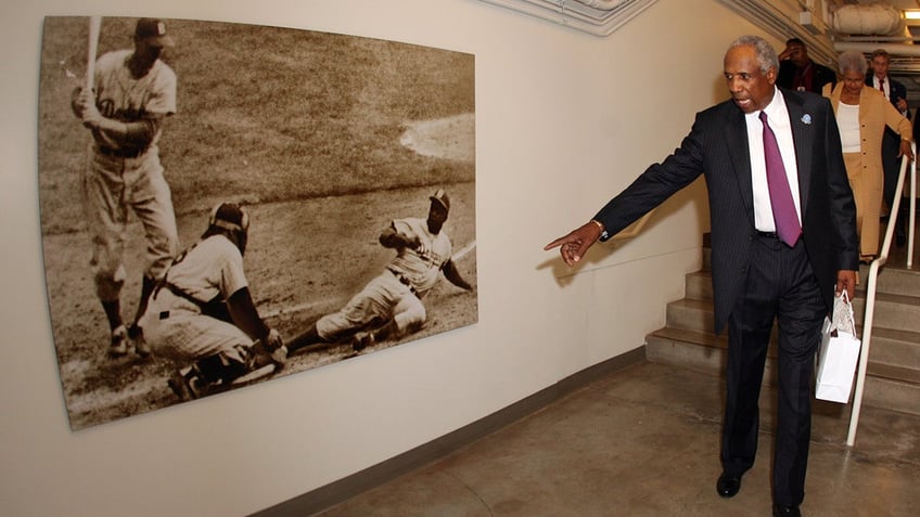 Frank Robinson points to picture