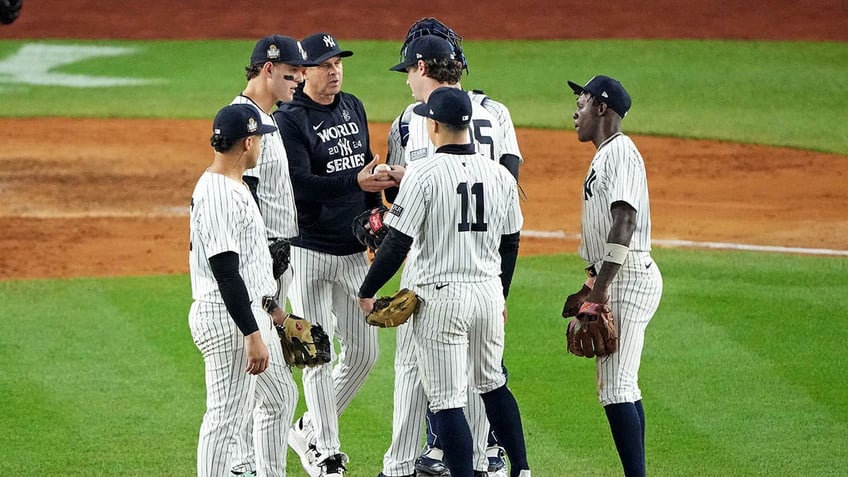 Aaron Boone makes pitching change