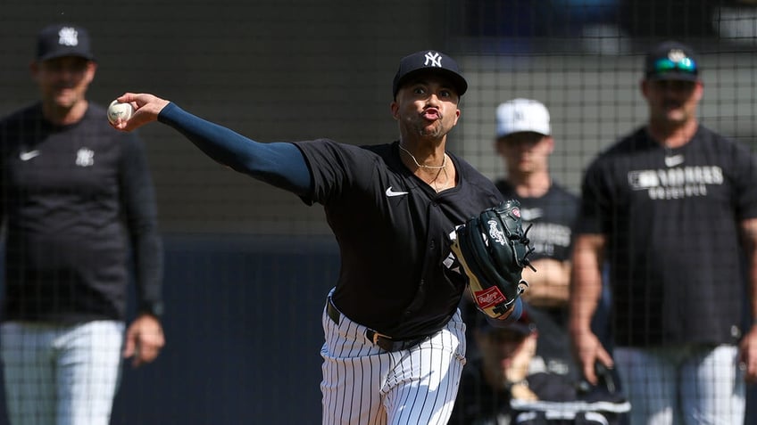 Devin Williams pitching