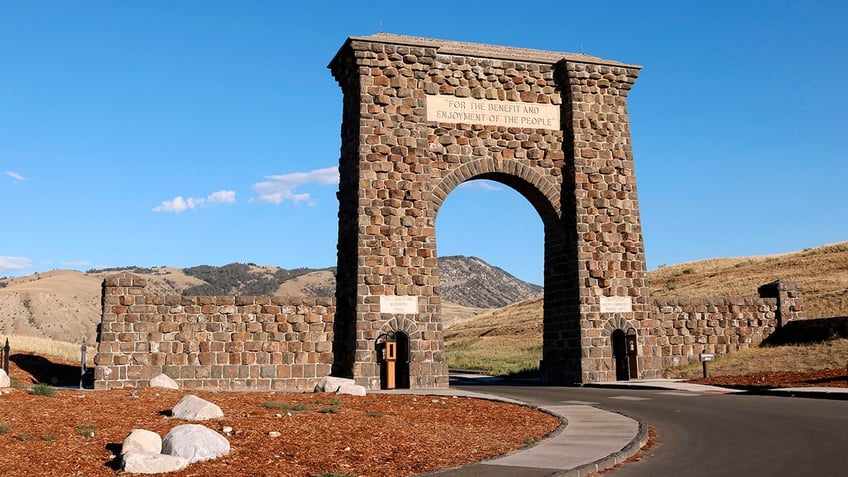 roosevelt arch yellowstone national park