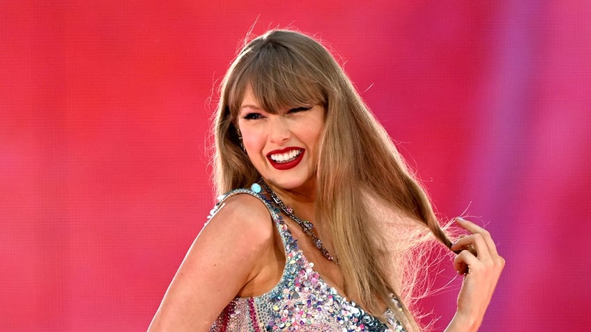 Taylor Swift smiling