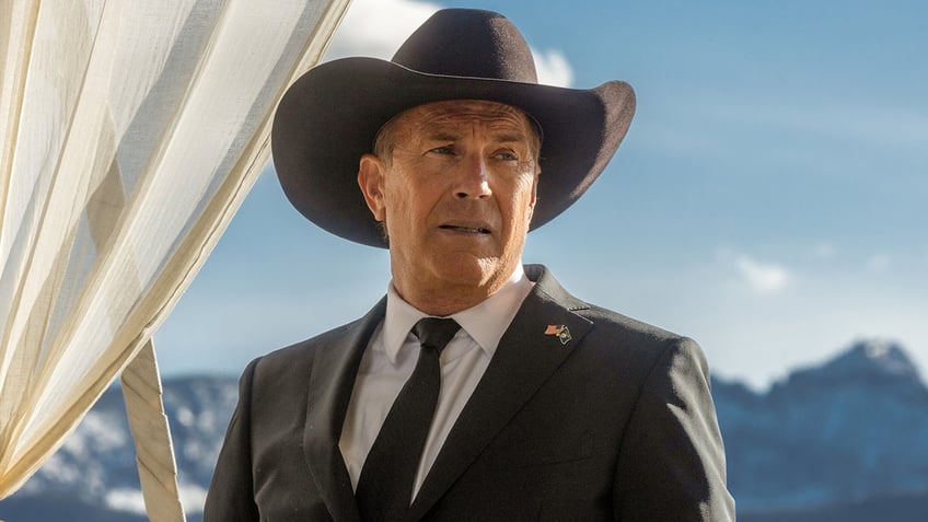 yellowstone star kevin costner channels inner cowboy with sold out performance