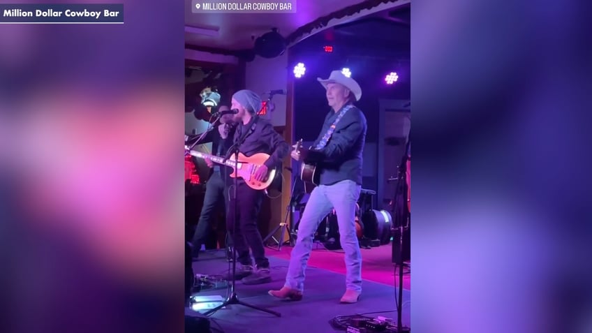 yellowstone star kevin costner channels inner cowboy with sold out performance