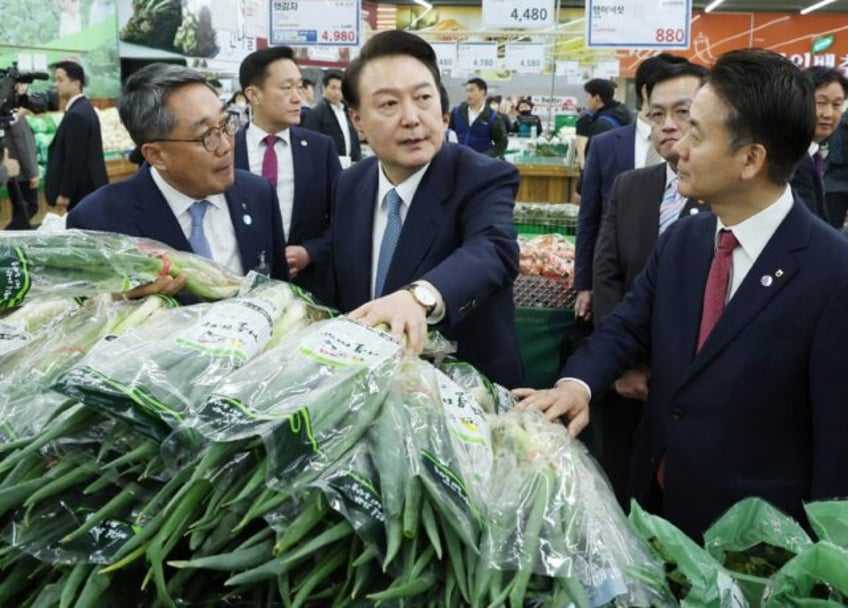 South Korean President Yoon Suk Yeol (C) commented on the price of green onions while visi