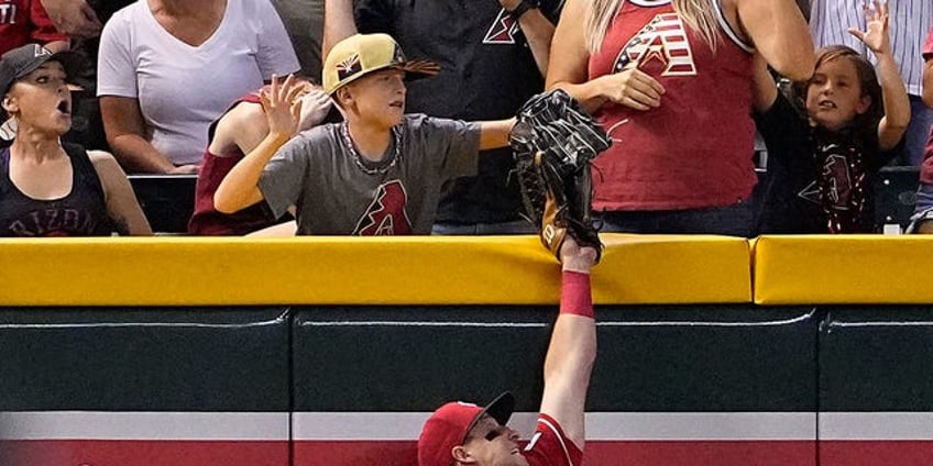 young fan steals home run ball from leaping reds outfielder spencer steer ruled interference