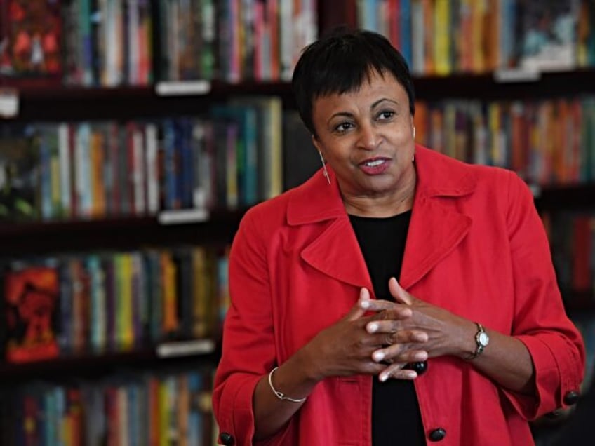 WASHINGTON, DC - SEPTEMBER 21: Dr. Carla Hayden talks to Jamie Lee Curtis before Curtis re