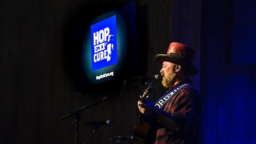 A photo of John Driskell Hopkins performing