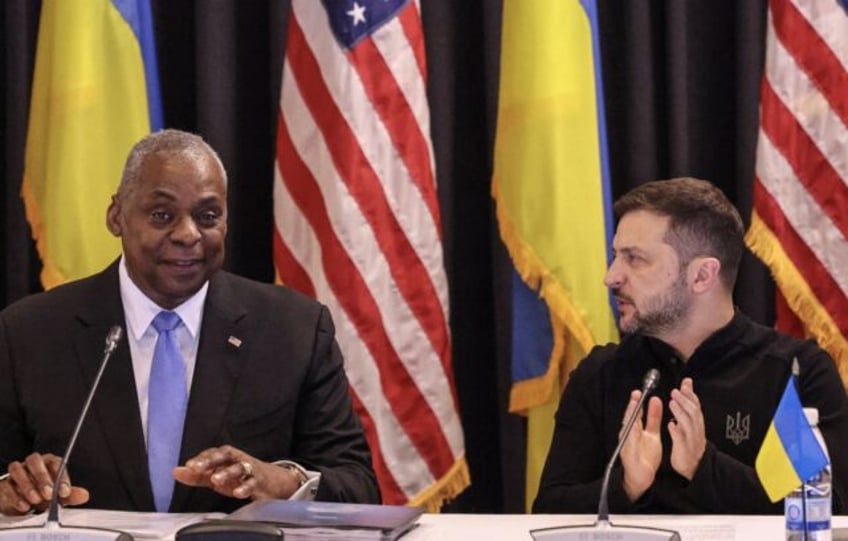 US Secretary of Defence Lloyd Austin (L) and Ukraine's President Volodymyr Zelensky attend