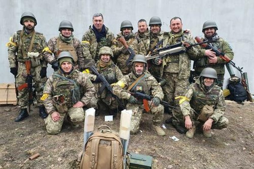 zelensky opens ukraines national guard to foreigners amid severe manpower crisis