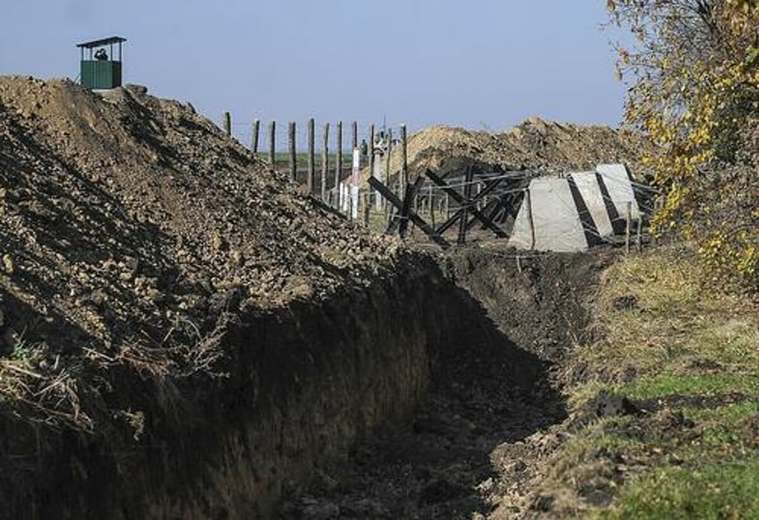 zelensky says build the wall ukraine erecting 2000km of fortifications on front lines