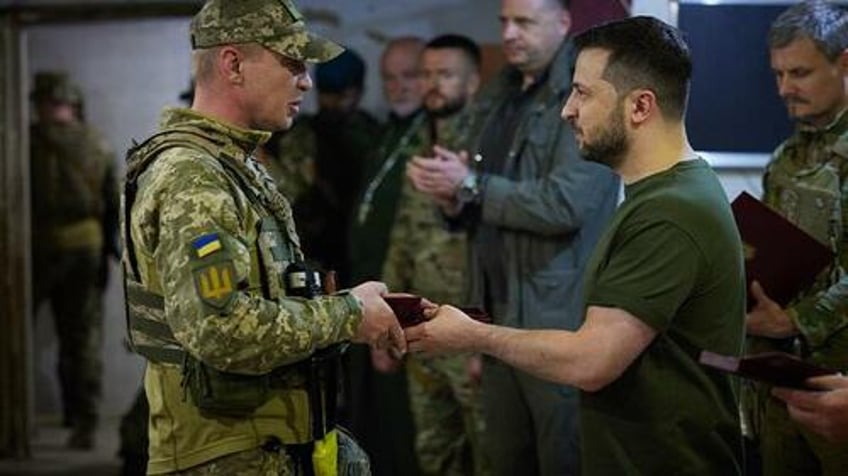 zelensky visits front line troops amid brewing split with his top general