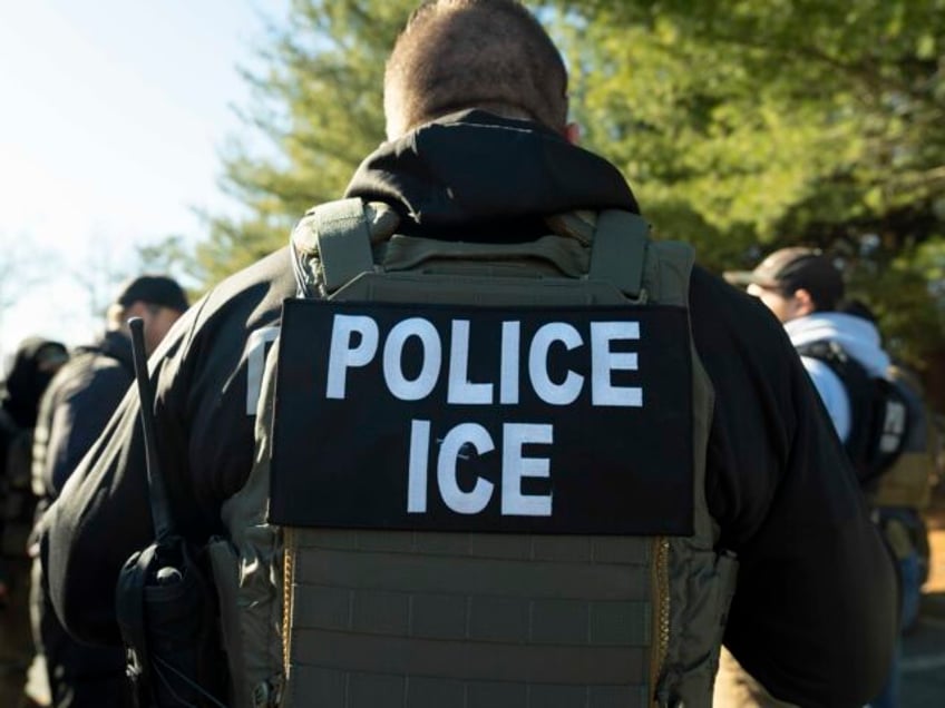 U.S. Immigration and Customs Enforcement Baltimore Field Officer director Matt Elliston li