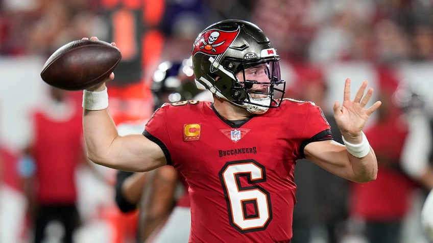 Baker Mayfield gets set to pass